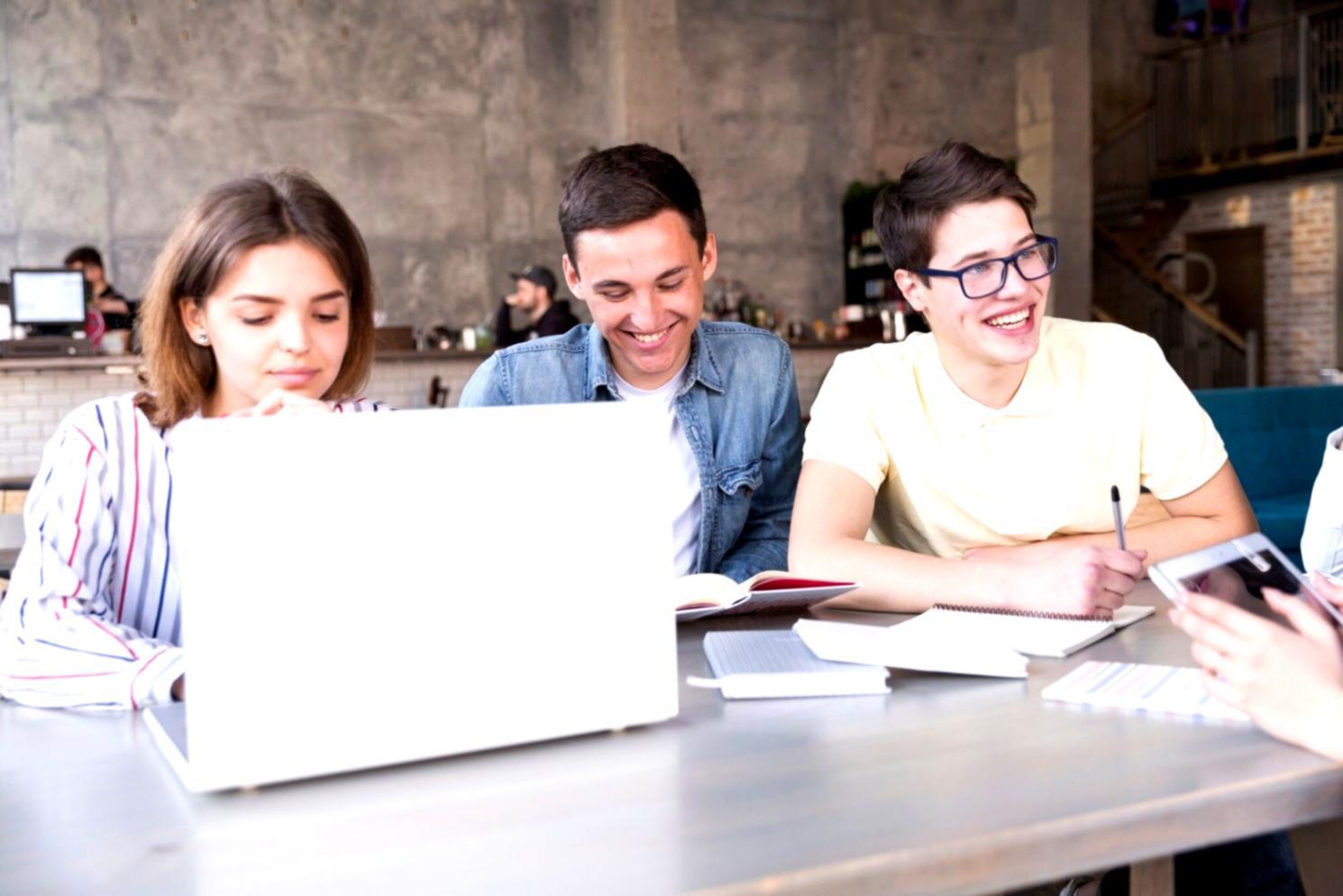 Studenti che lavorano su progetti di sviluppo app durante una sessione pratica
